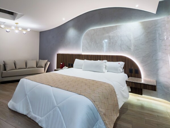 Chambre Deluxe, baignoire à jets | Literie de qualité supérieure, bureau, fer et planche à repasser