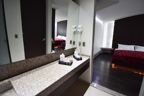 Standard Room, 2 Double Beds | Bathroom | Shower, free toiletries, towels, soap - Hotel Vía la Villa (Mexico City)