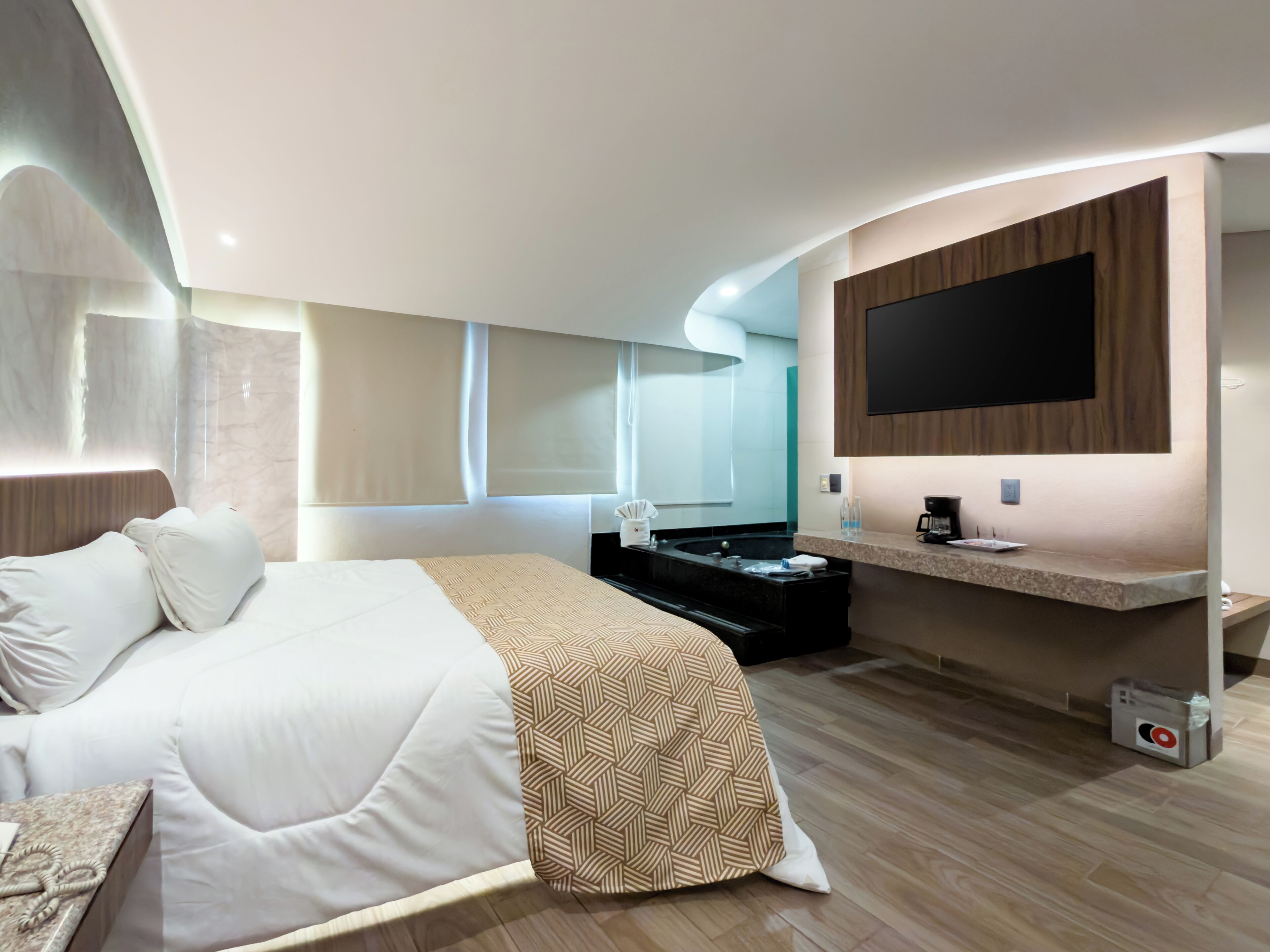 Habitación Deluxe, Bañera de Hidromasaje, Solo Adultos | Ropa de cama de alta calidad y escritorio 