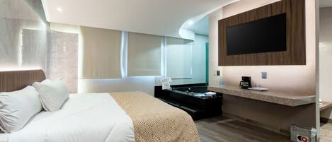 Habitación Deluxe, Bañera de Hidromasaje, Solo Adultos | Ropa de cama de alta calidad y escritorio