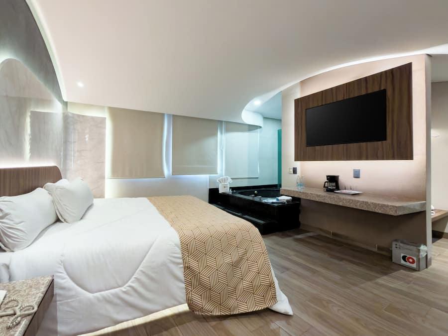 Deluxe Room, Jetted Tub | Premium bedding, desk, iron/ironing board, free WiFi