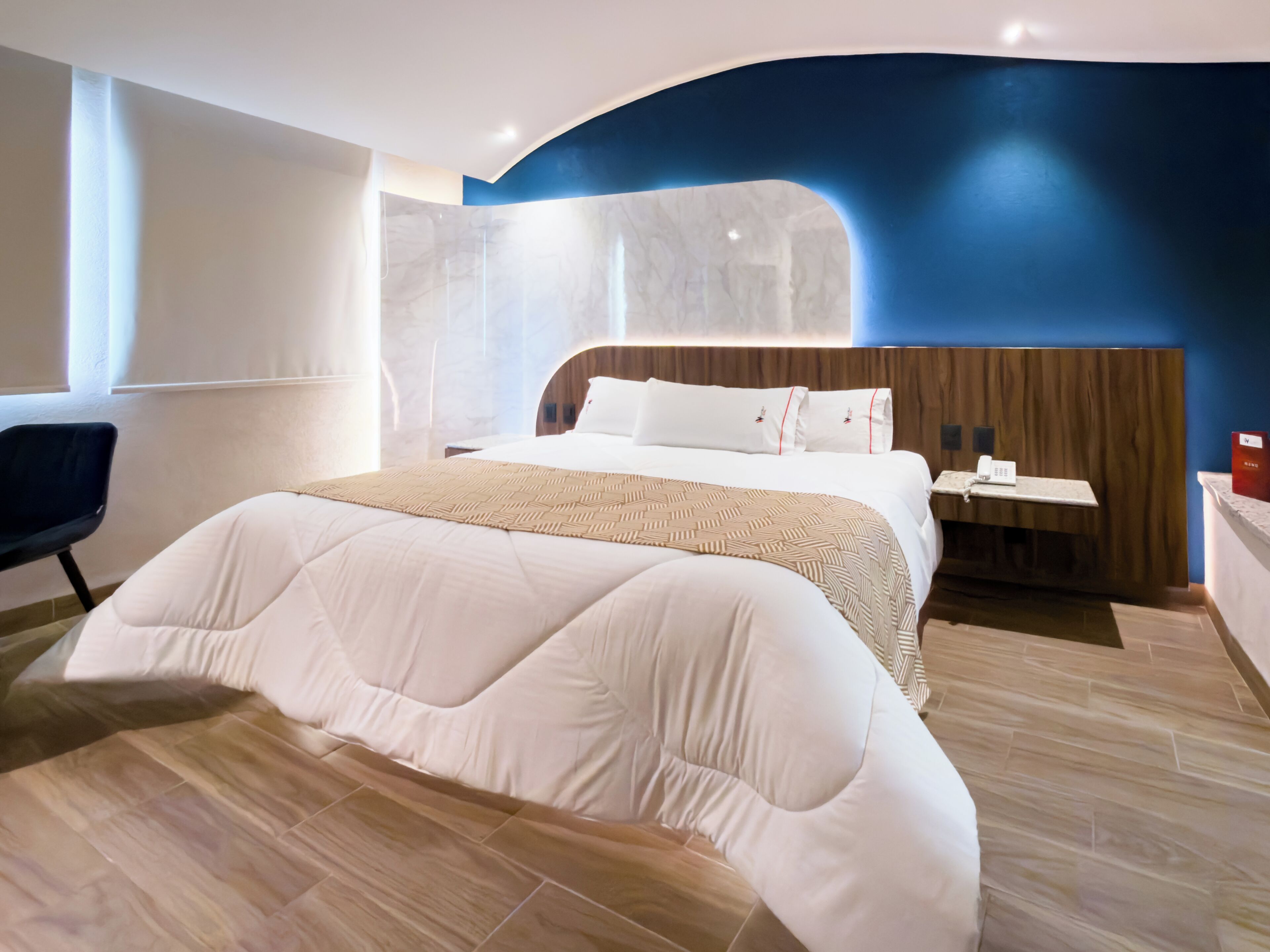 Habitación estándar | Ropa de cama de alta calidad, escritorio, tabla de planchar con plancha