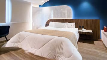 Habitación estándar | Ropa de cama de alta calidad, escritorio, tabla de planchar con plancha