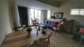 TV - A Charming renovated APT near Rabin Square ! (תל אביב יפו)