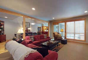 TV, fireplace - Fremont Retreat with Access to Exclusive Golf (Sunriver)