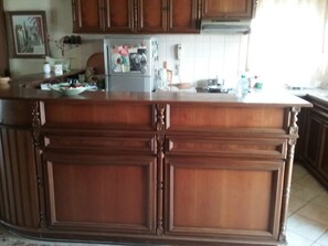 Een koelkast, een oven, een vaatwasser, een koffiezetapparaat/waterkoker