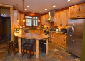 Fridge, microwave, oven, stovetop - Spacious Group Getaway with A/C, Hot Tub and Covered Patio (Sunriver)