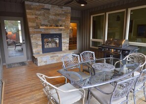 Outdoor dining - Spacious Group Getaway with A/C, Hot Tub and Covered Patio (Sunriver)