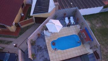 Una piscina techada, una piscina climatizada