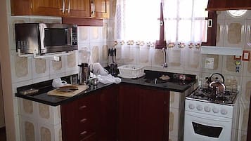 Chalet familiar, vistas a la playa | Cocina privada | Frigorífico, microondas, horno y placa de cocina