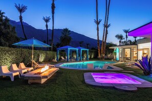 Una piscina al aire libre, una piscina climatizada