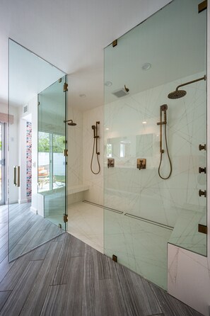 Bathtub, rainfall showerhead, hair dryer, towels - 4,775 Sq Ft MidMod Estate, 5 King Beds, All En Suites, Saltwater Pool, Spa (Palm Springs)