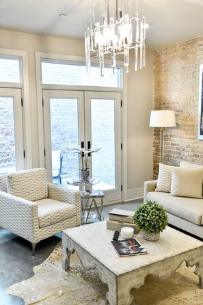Smart TV - Cozy Modern NOLA Condo + Private Patio: Walk to CBD Hotspots & French Quarter (New Orleans)
