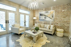 Smart TV - Cozy Modern NOLA Condo + Private Patio: Walk to CBD Hotspots & French Quarter (New Orleans)