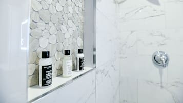 Combined shower/bathtub, hair dryer, towels, soap