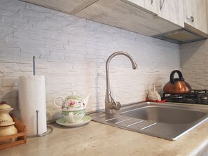 Réfrigérateur, micro-ondes, serviettes en papier