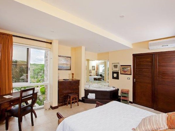 Appartement Confort, vue sur l’océan | Coffre-fort, bureau, accès au Wi-Fi (inclus), literie fournie