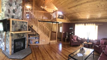 Télévision, cheminée, lecteur de DVD, baby-foot