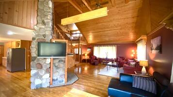 Televisión, chimenea, reproductor de DVD y futbolito