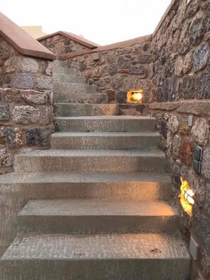 Property grounds - Grande Grotta house combines luxury and tradition. (Μυρτιές)