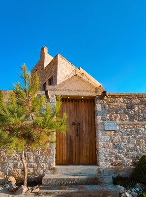 Exterior - Grande Grotta house combines luxury and tradition. (Μυρτιές)