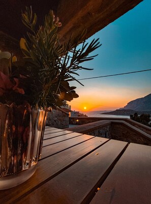 Property grounds - Grande Grotta house combines luxury and tradition. (Μυρτιές)