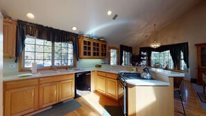 Fridge, microwave, oven, stovetop - Spacious Family Lodge with A/C, BBQ & Kid Zone (Sunriver)