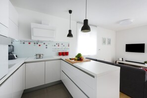 Kühlschrank, Mikrowelle, Ofen, Geschirrspüler