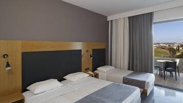 Espacio para trabajar con laptop, wifi gratis y ropa de cama