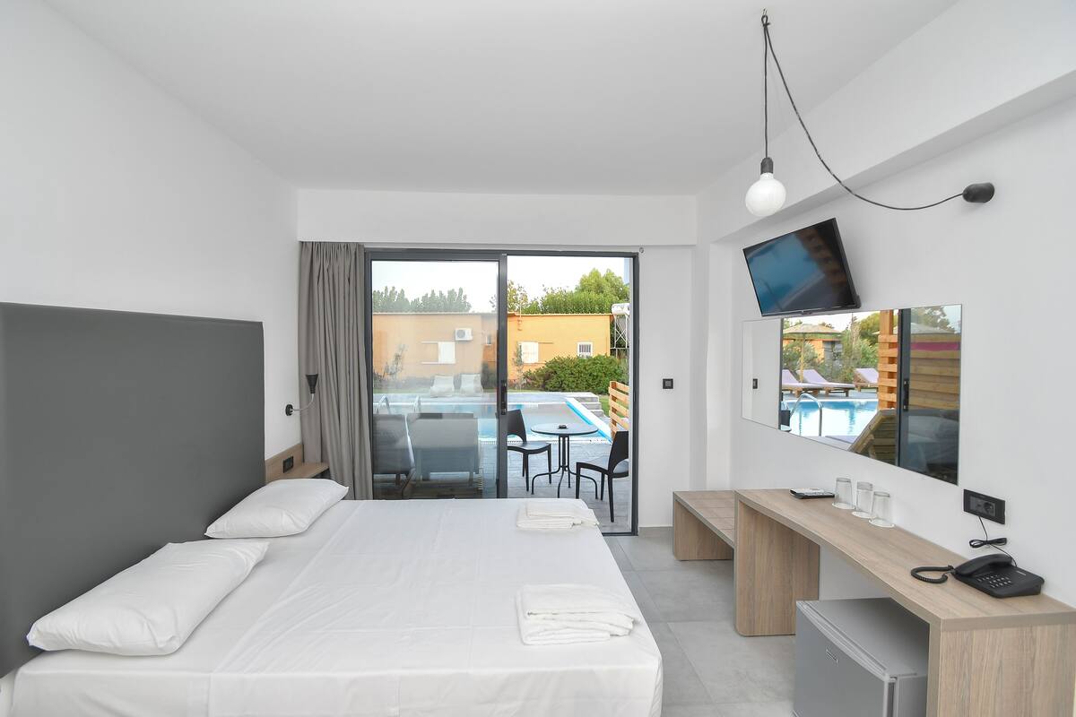 Chambre Supérieure Double ou avec lits jumeaux, accès piscine | Espace de travail pour ordinateur portable, Wi-Fi gratuit, draps fournis