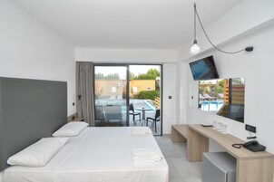 Habitación superior con 1 cama doble o 2 individuales, acceso a la piscina | Espacio para trabajar con un portátil, wifi gratis, ropa de cama