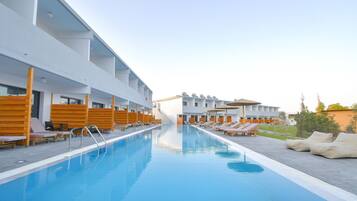 Piscine extérieure, parasols de plage, chaises longues