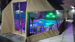 Indoor pool, open 10:00 AM to 11:00 PM, pool umbrellas - Cabañas Marcelo (Puimayen)