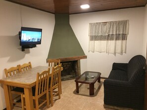 Maison familiale, vue sur le jardin | Salle de séjour | Téléviseur à DEL de 32 po avec télévision par satellite, téléviseur