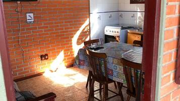 Casa família, várias camas, vista para a praia | Cozinha privada | Geladeira, micro-ondas, fogão, cooktop