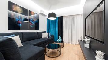 Smart TV, Netflix, streaming services, video library