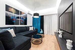 Smart TV, Netflix, streaming services, video library