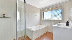 Baignoire, articles de toilette écologiques, sèche-cheveux, savon