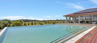 Noble Willow Estate Lovedale. Super Spacious, with views and pool