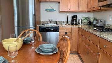 雪櫃、微波爐、爐具、洗碗機