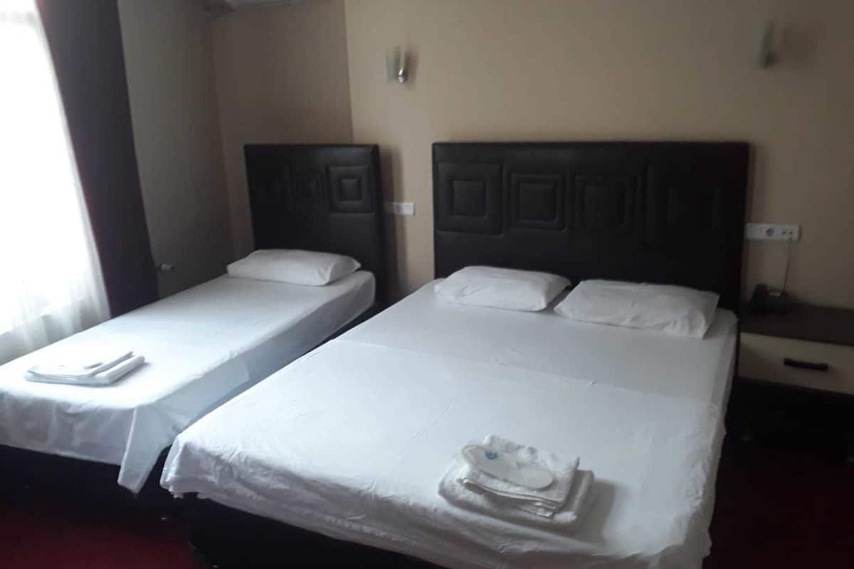 Quarto triplo standard | Escrivaninha, Wi-Fi de cortesia, roupa de cama