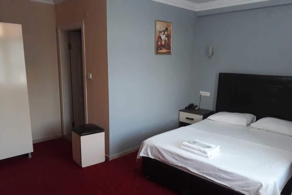 Quarto casal standard | Escrivaninha, Wi-Fi de cortesia, roupa de cama