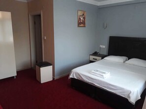 Standaard tweepersoonskamer | Een bureau, gratis wifi, beddengoed
