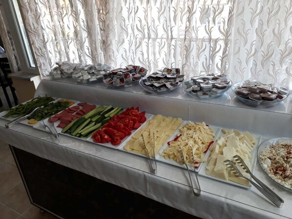 Free daily buffet breakfast