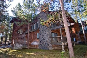 Exterior - Cozy Sunriver Golf Condo with A/C, BBQ & Views (Sunriver)