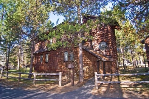 Cozy Sunriver Golf Condo with A/C, BBQ & Views