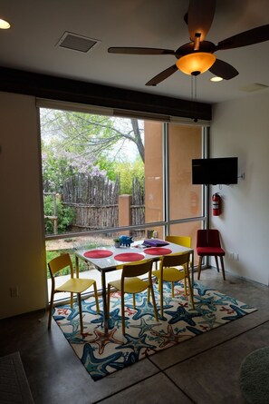 Dining - A beautiful warm contemporary guest house. (Santa Fe)