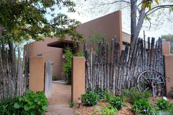Property grounds - A beautiful warm contemporary guest house. (Santa Fe)