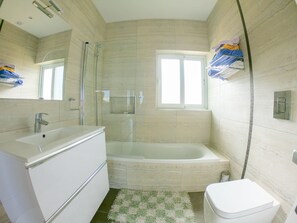 Handdukar, schampo och toalettpapper