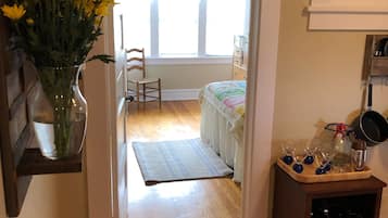 1 slaapkamer, een bureau, een strijkplank/strijkijzer, wifi